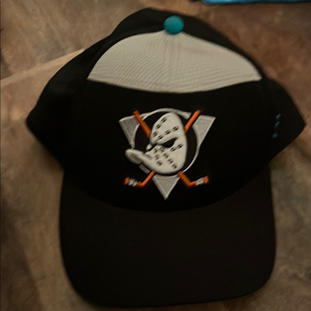 Frantics Flex size small Anaheim, ducks, Black and White Hockey Cap
